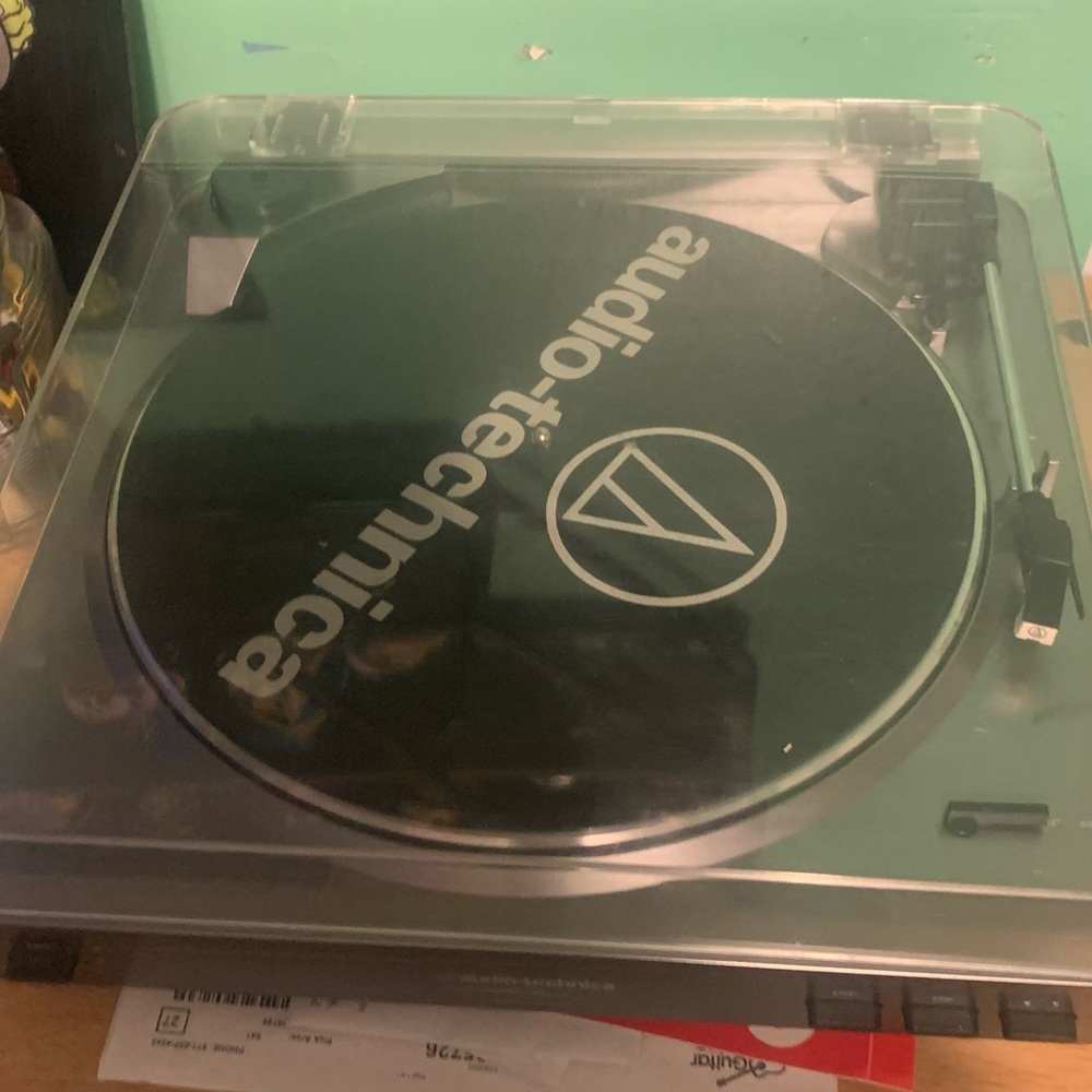 Record player with 7 vinyls some come with more than one